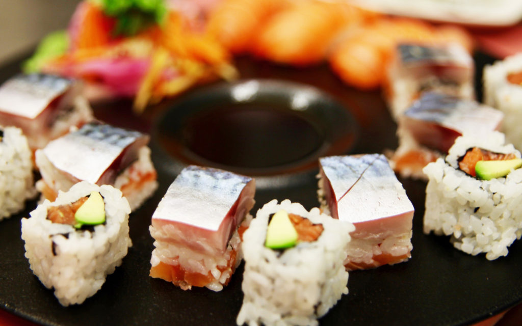 Exposition de plusieurs sushis à l'aide d'Eric TICANA