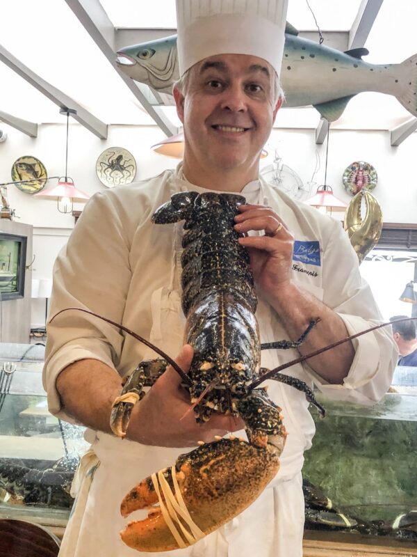 Homard tenu par le chef François Teissonnière